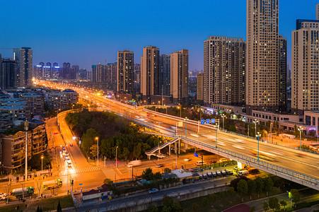 武汉城市建筑夜晚交通枢纽立交桥俯拍摄影图配图