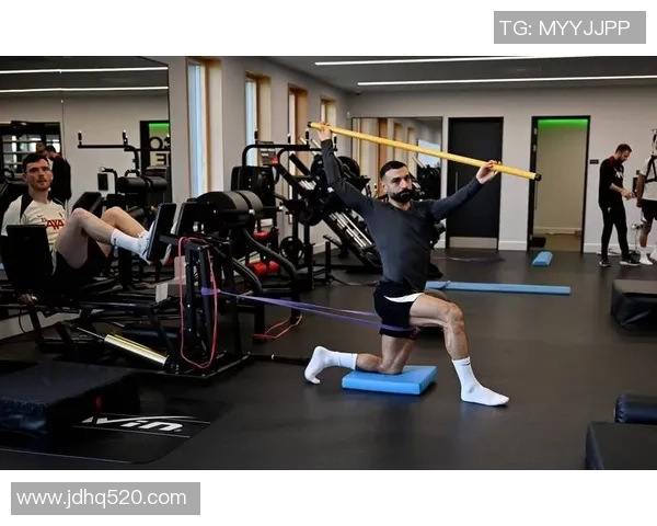 足坛巨星清晨慢跑训练全程记录展现自律与坚持精神