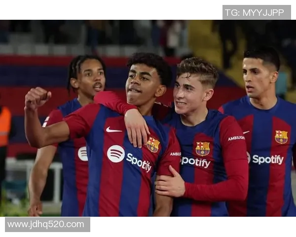 足球三剑客风采全景展示:传奇球员默契配合与精彩瞬间回顾 足球三剑客风采全景展示:传奇球员默契配合与精彩瞬间回顾