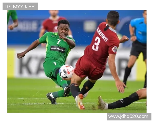 足球明星场边风采：球场外的激情与领导力展示