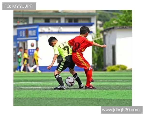 足球球星英姿飒爽正面照展现其无畏风采与赛场魅力